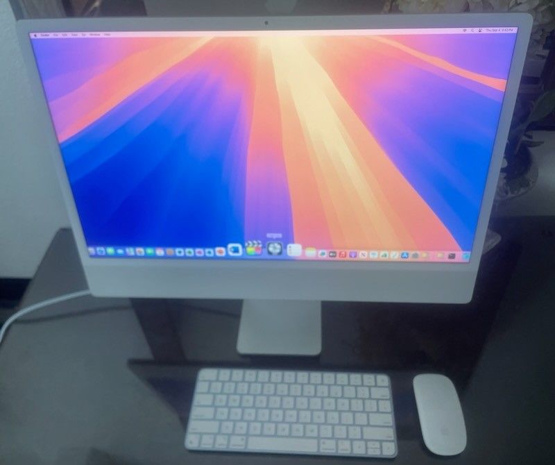 iMac 24" M1 Chip With Video, Photo and Music Production Software