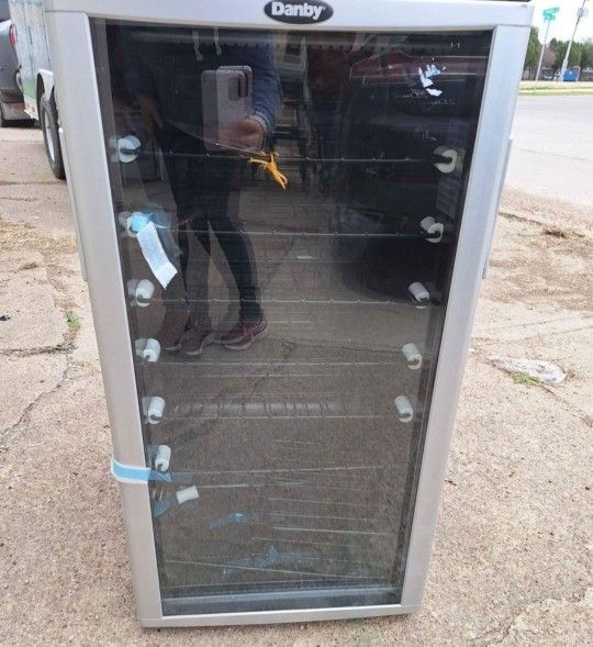 Danby Single Zone 36Bottle FreeStanding Wine Cooler in Black new with
