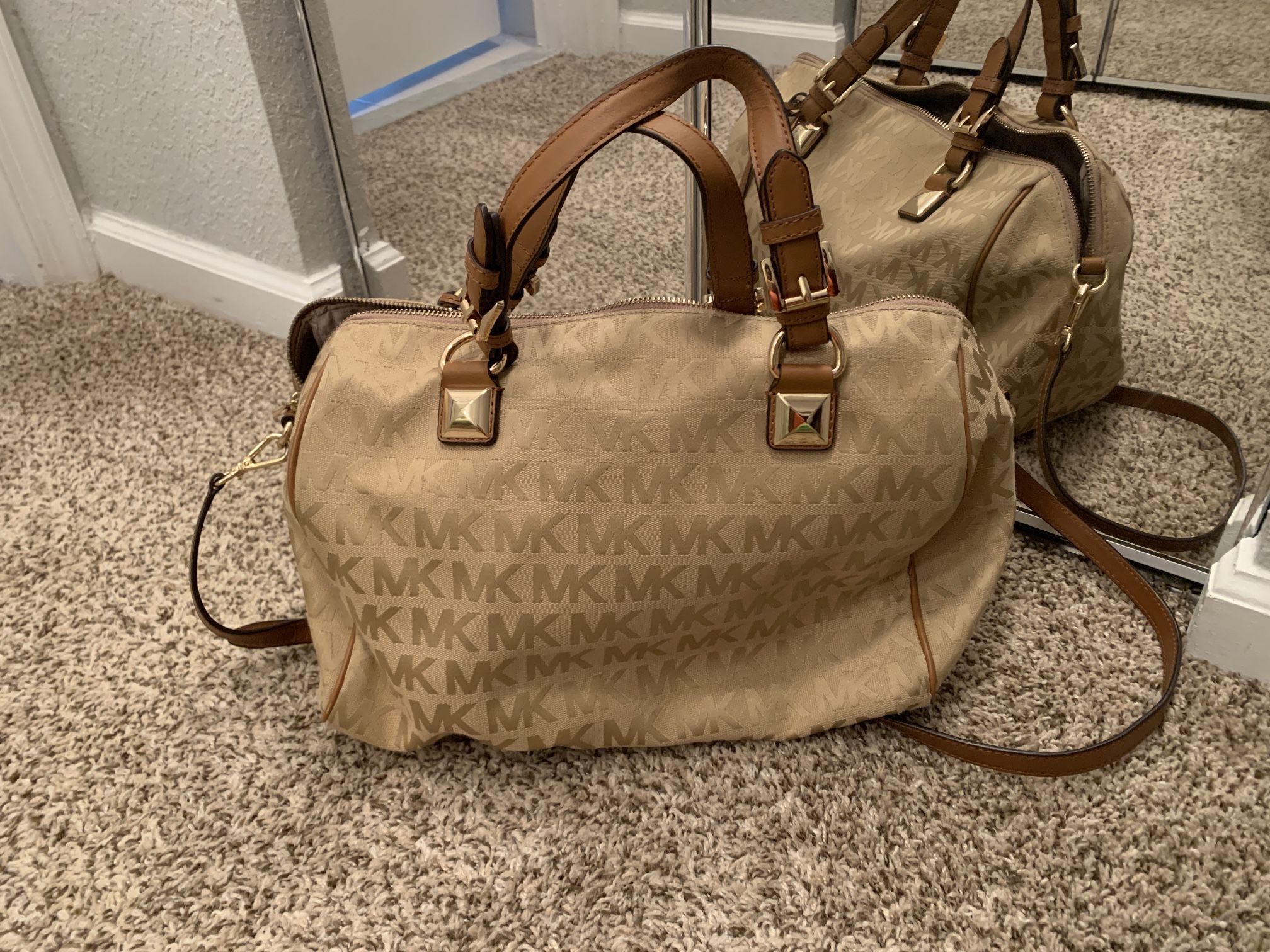 Micheal Kors Medium/Large purse
