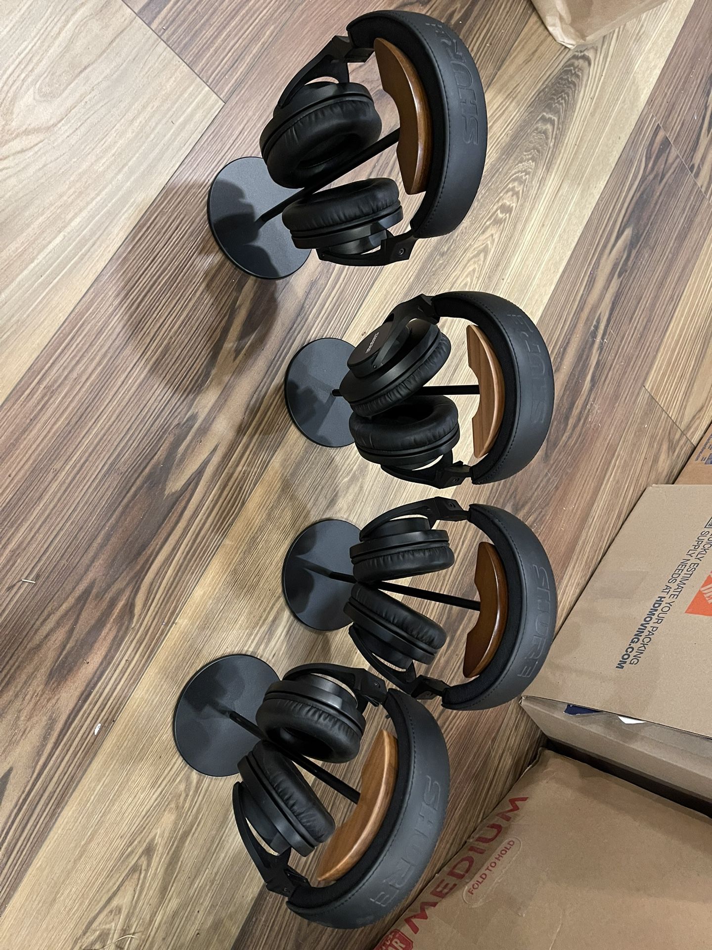 Set Of 4 SURE headphones And Stands