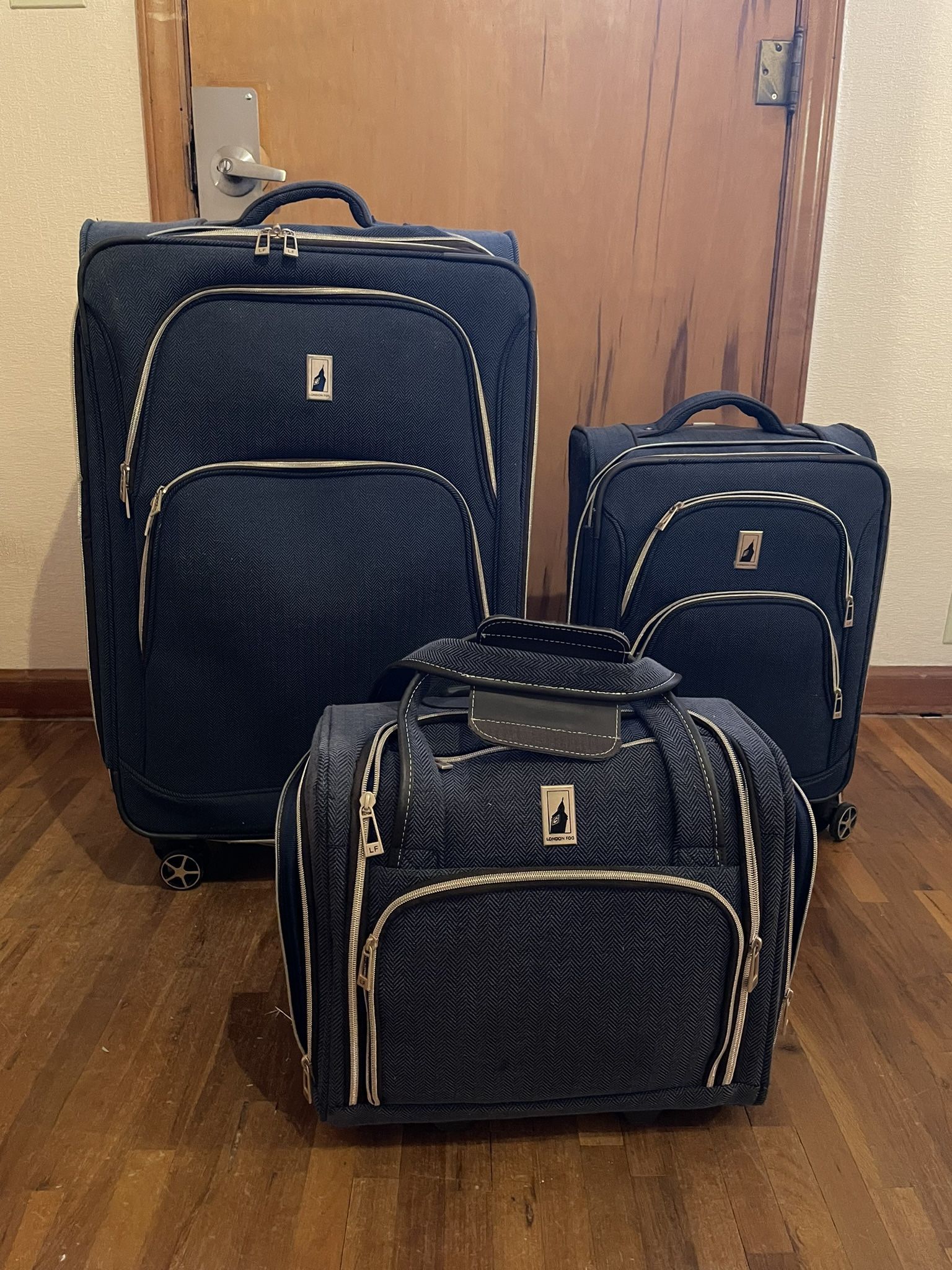 London Fog 3 Piece Yorkshire Expandable Softside Spinner Luggage - Navy. 