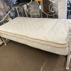 ELEGANT TWIN SIZE DAYBED COMPLETE  