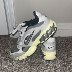 Woman’s 8 Nike Zoom Air trainers