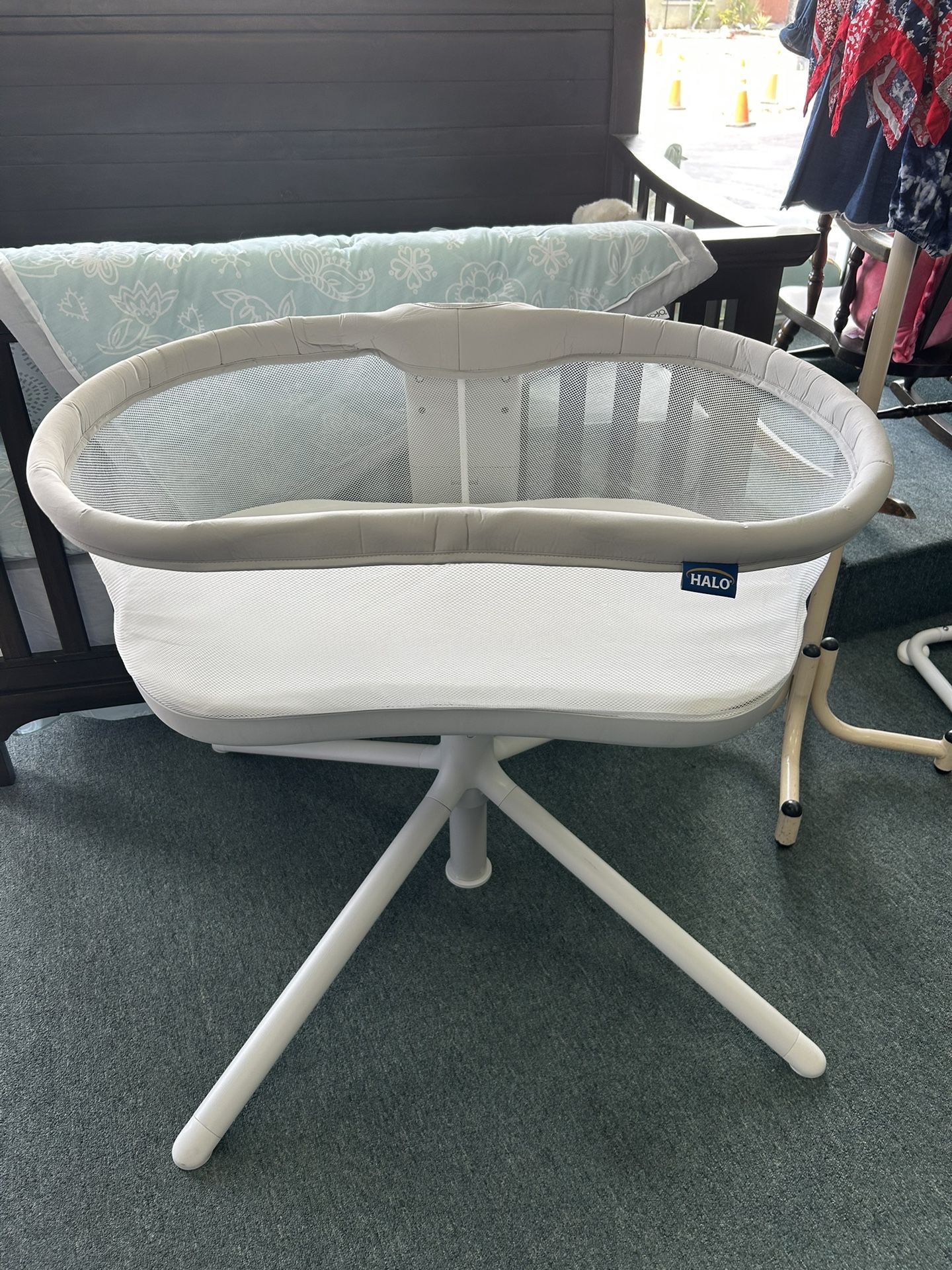 Halo BassiNEST Innovations Swivel Sleeper Bassinet