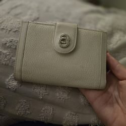 Authentic Bvlgari Off White/ Ivory Bifold wallet. Good condition
