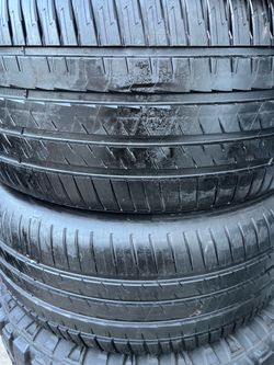 Tengo dos llantas 99% de vida Michelin Pilot sport EV  265/40/ZR/20 104Y  Acostis 99% de vida tienen esponja tienen fomi por dentro