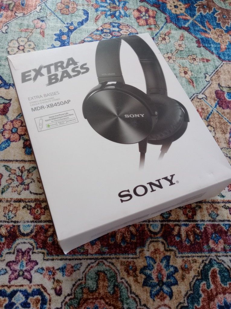 Sony Super Bass Headphones, Wired. Comes With Microphone. Extra Bass Great For Music