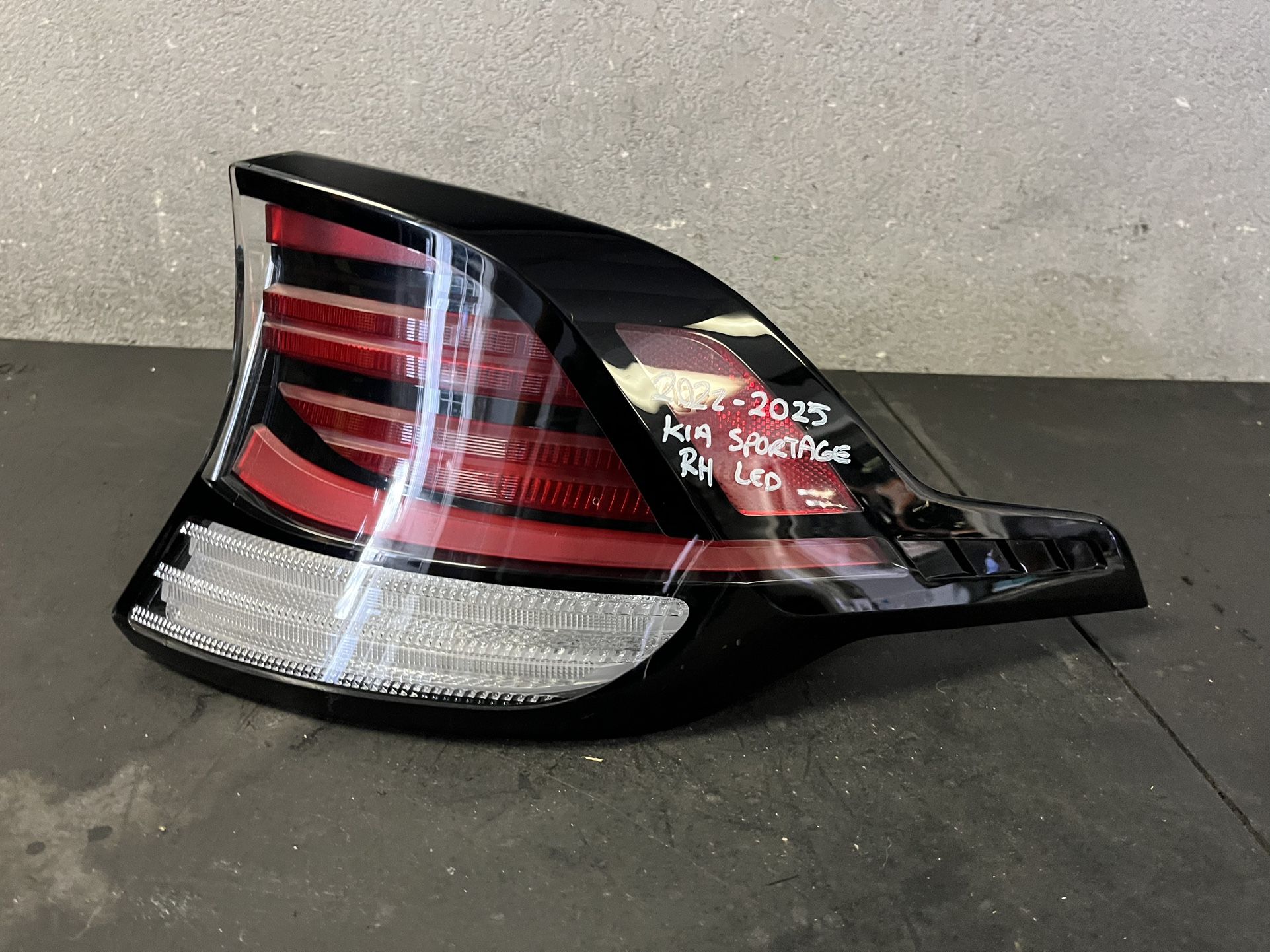 2022-2023-2024-2025 KIA SPORTAGE RIGHT LED TAIL LIGHT OEM USED