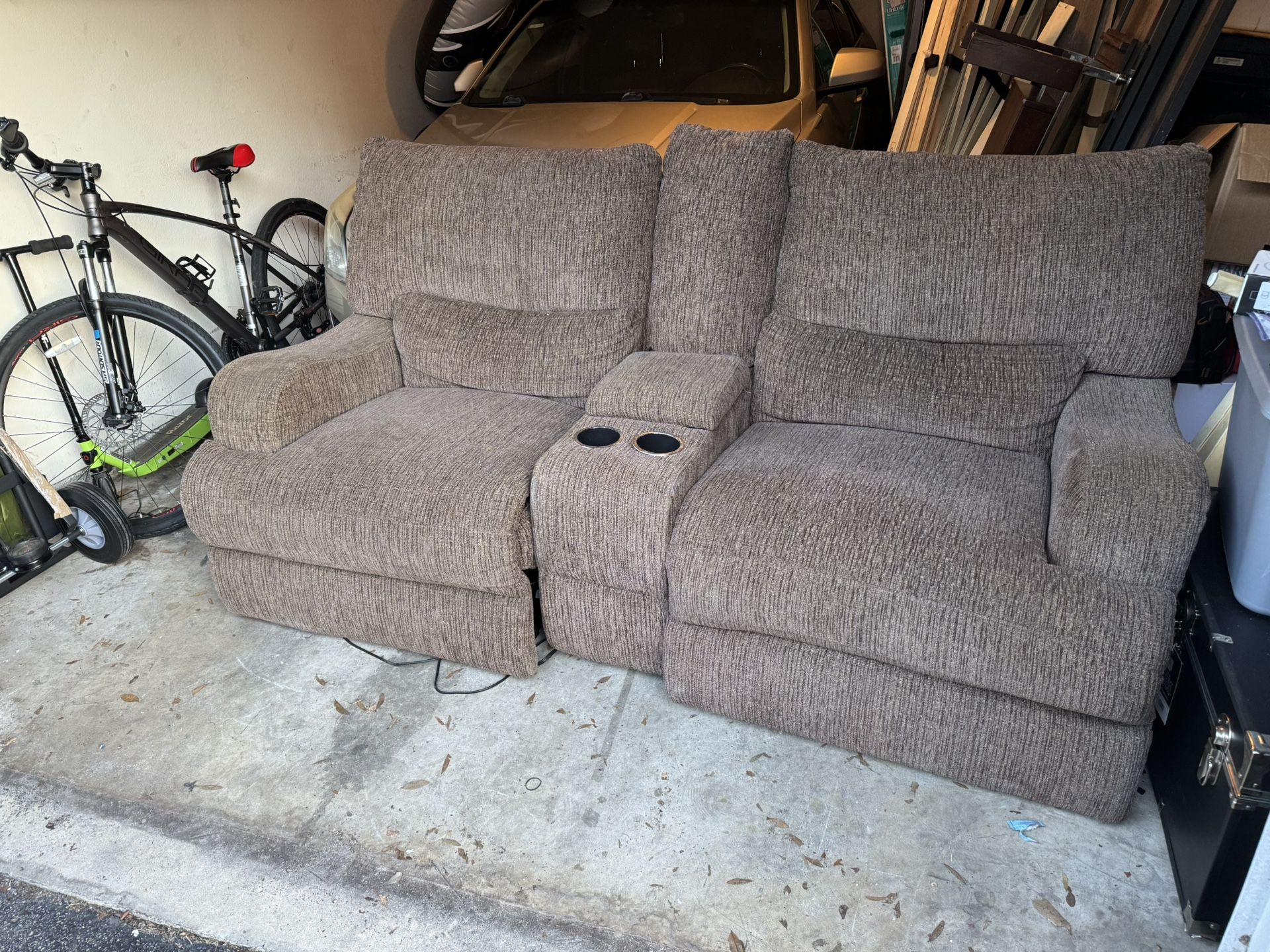 Electric Reclining Loveseat 