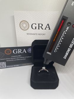 VVS1 Moissanite Engagement Ring