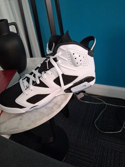 Black and white retro 6 blue and white retro 6 Jordan's