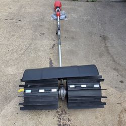 Milwaukee
M18 FUEL 18V Brushless Cordless Battery Powered QUIK-LOK Power Head with Rubber Broom Attachment