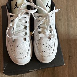 Jordan Size 5.5. Boys 