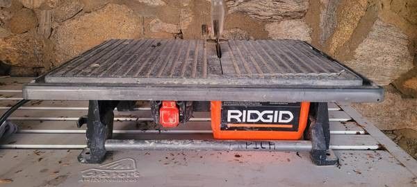 RIDGID 7 in. Table Top Wet Tile Saw -USED