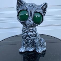 The Big Eyed Kitty Cat Statue