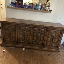 Dresser/cabinet