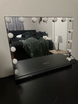 Lighted makeup mirror