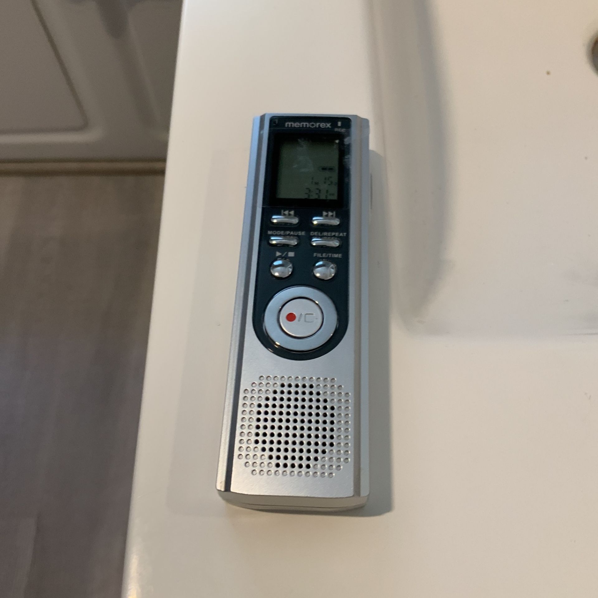 Memorex MB2059 8 Hour Digital Voice Recorder Works Great
