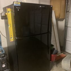 Fridge For Repair Or Parts 