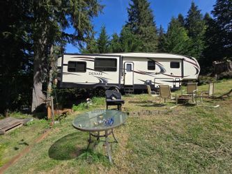 Fifth Wheel and Lot at Lake Merwin Campers Hideaway