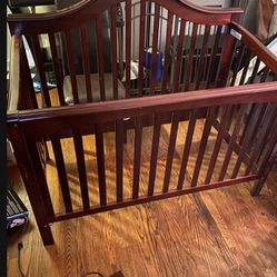 Expresso Crib With Changing Table. Pick up only.