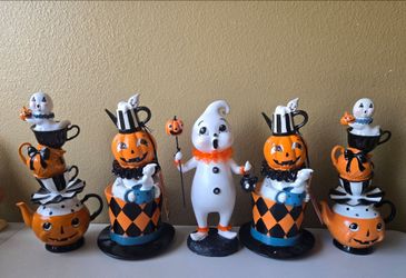 Teacup ghosts with teapots