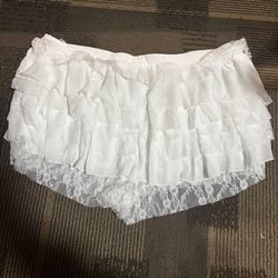 XL White lace ruffle shorts with elastic waistband