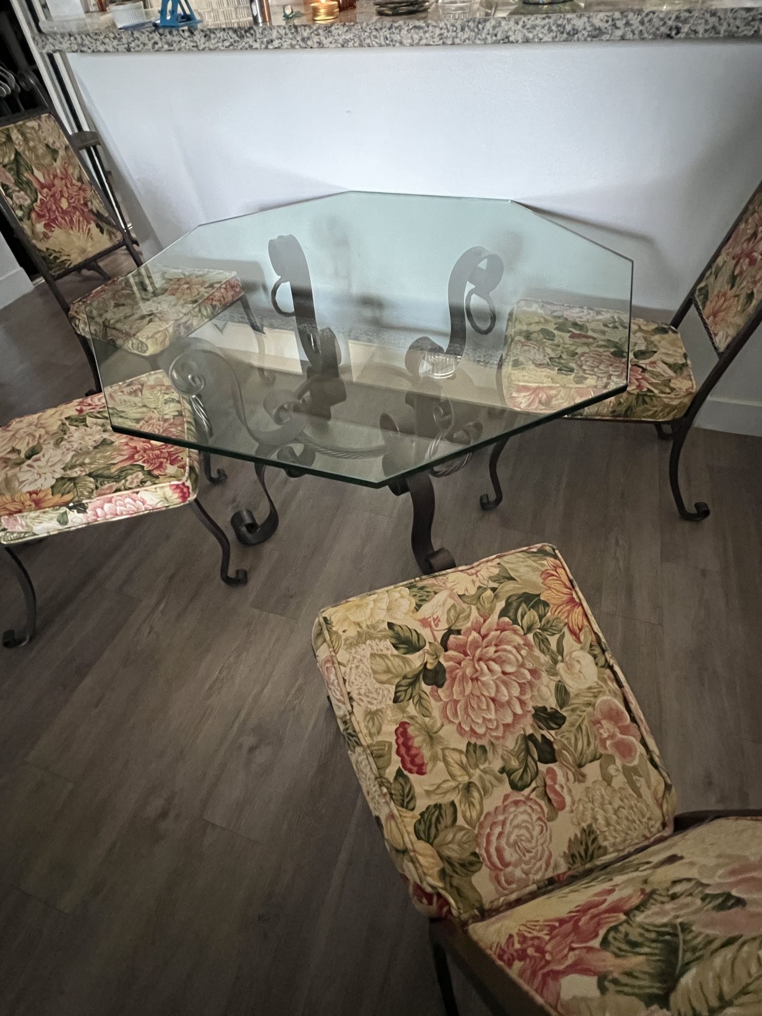 Excellent wrought iron table glass top plus four wrought iron chairs ⁠