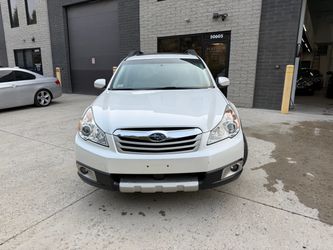 2010 Subaru Outback Limited w/Nav & Moonroof