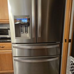 Whirlpool refrigerator freezer.. Good condition..