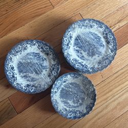 10 Coaching scene saucers and 3 mini fruit bowls lot