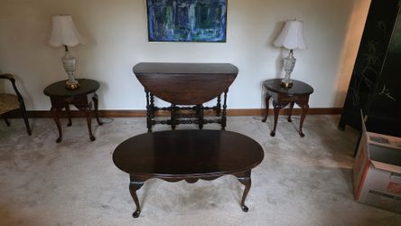 Queen Anne Style Oval Coffee Table