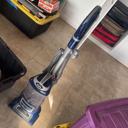 Shark Lift away Deluxe Vacuum. Could Pull Apart And Use On Stairs!