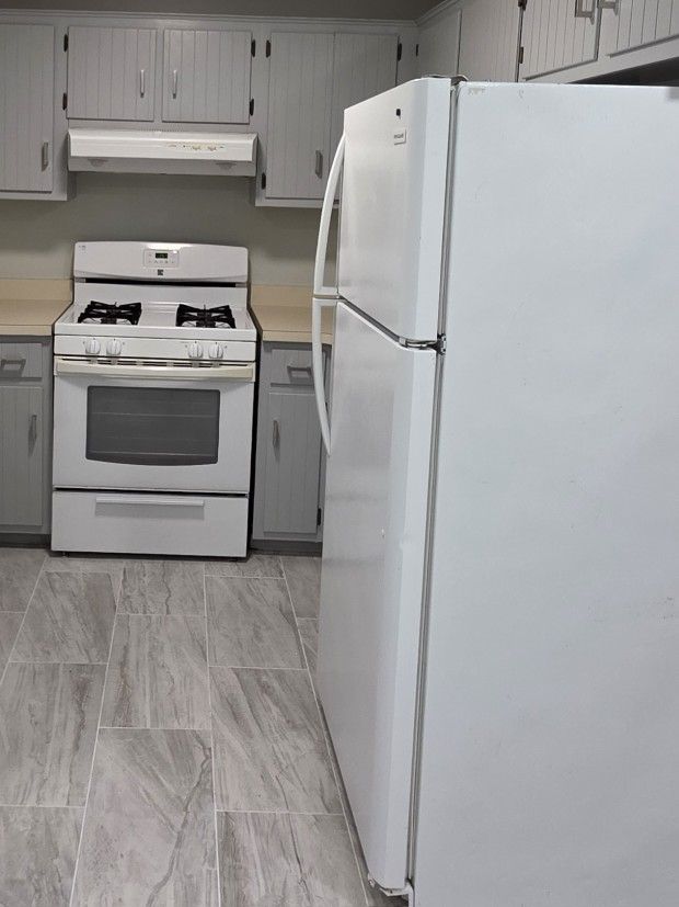 Refrigerator, Stove & Range Hood