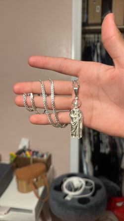 Chain comes with san Judas