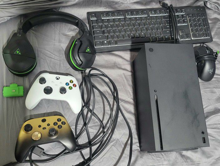 Xbox Series X 1TB + Accessories 