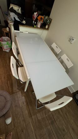 Beautiful Modern Extendable Dining Table Comes w/ 6 Chairs!