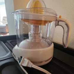  BLACK+DECKER 32oz Citrus Juicer, Adjustable Pulp