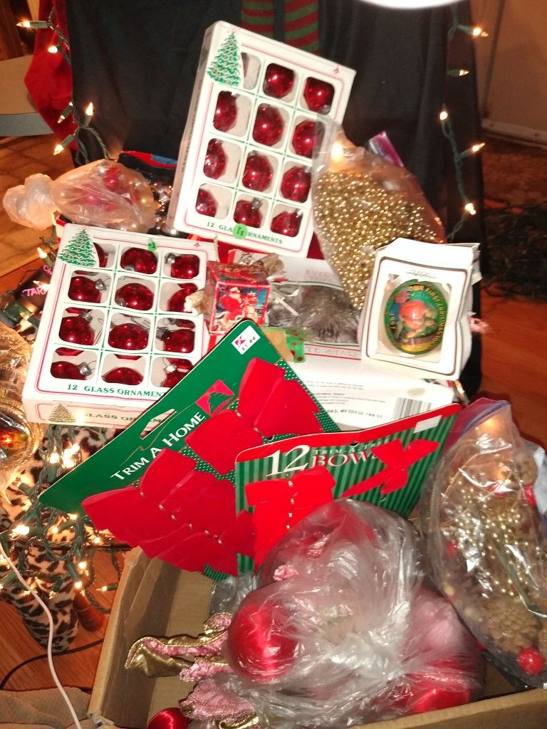ALL NEW CHRISTMAS DECORATIONS LOTS of BULBS LOTS BOWS CHRISTMAS STAR LIGTH ETC