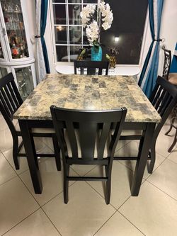 High dining table with 4 chairs in good condition