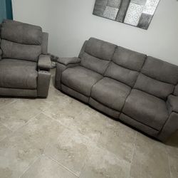 Vendo Sofá De Tres Plazas  Y Un Butacon Reclinable 