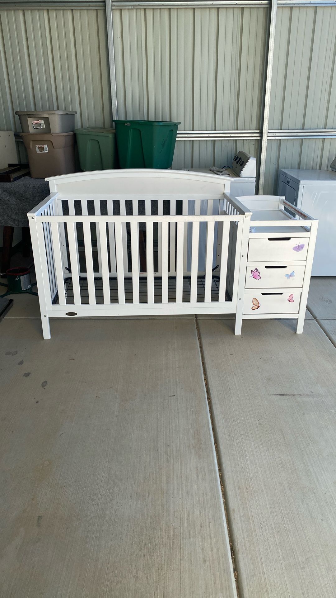 Grayco Crib And Changing Table With Drawers