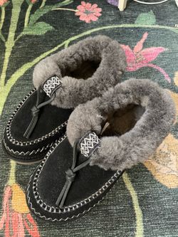 Women’s Ugg slippers size 7
