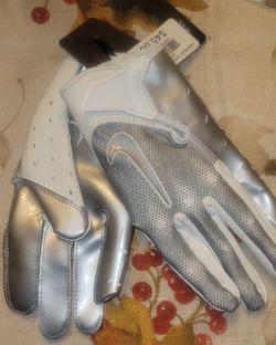 Brand New Nike Vapor Jet 7.0 White Metallic Silver Football Gloves Kids Youth Size Small