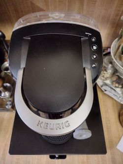 Keurig coffee machine with pod holder and refillable pod