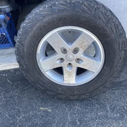 2 Jeep wheels 265/75/17