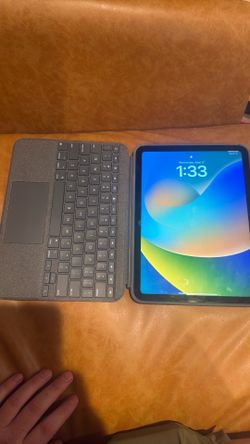 Like new iPad 10th Gen / 256gb / with Logi Case + Keyboard