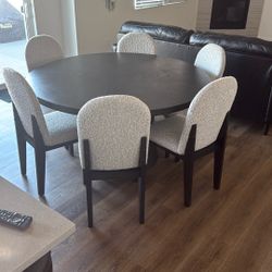 Round dining table