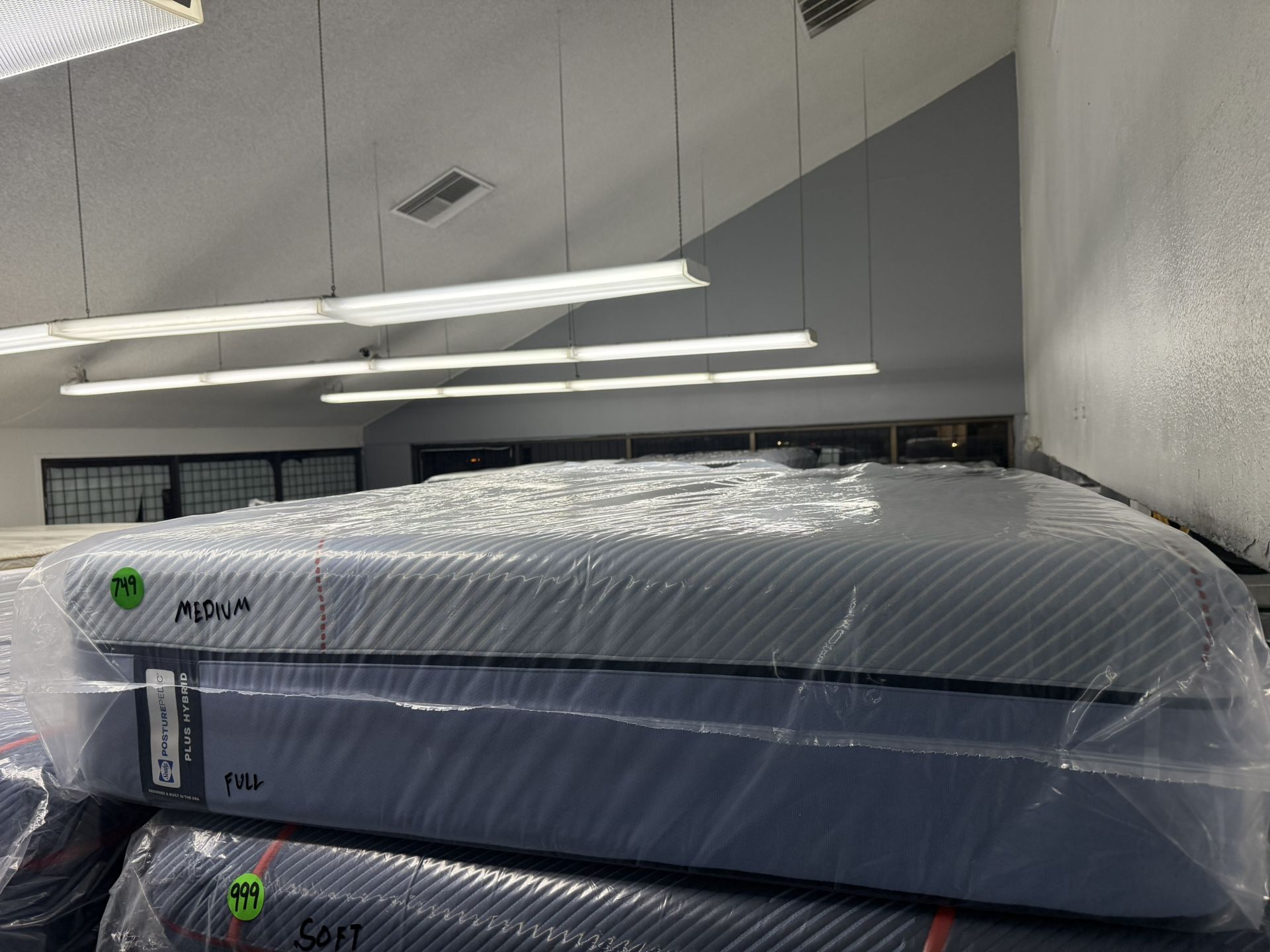 FULL SIZE SEALY POSTUREPEDIC PLUS HYBRID MEDIUM MATTRESS & BOX SPRING BED SET