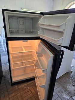 🎊Excellent running black fridge🎉. 18 cubic foot has brand new rubber gaskets on both doors🥰 NOTHING MISSING INSIDE OF THE FRIDGE HAS ALL SHELFS AND